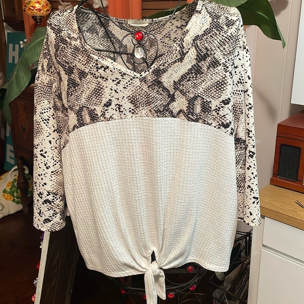 🐍🐍🐍BOGOHO 🐍🐍🐍Waffle Knit Snake Pattern Tie Front Top